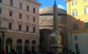 Andar per vicoli intorno al Pantheon