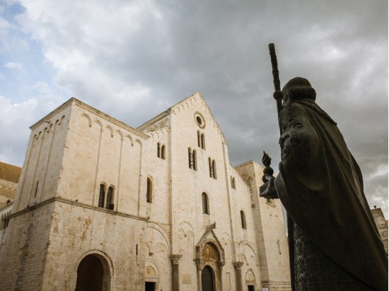 Esterni Basilica di San Nicola con Statua del Sant...