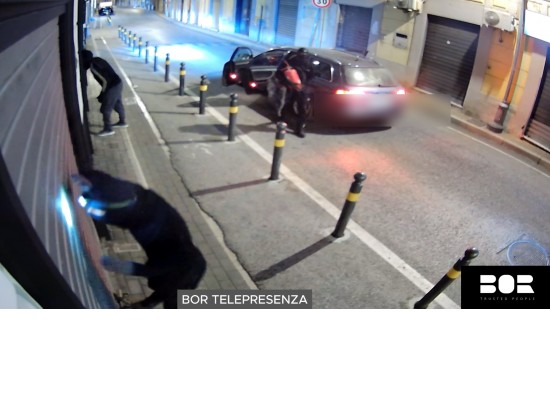 Banda armata di estintore tenta il colpo presso "S...
