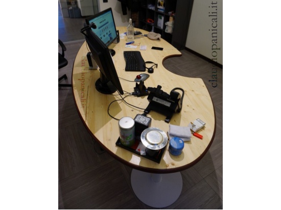 Hai problemi di spazio con la tua scrivania? http:...