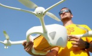 Svizzera, i pacchi arrivano con il drone. Via ai test delle Poste per la consegna hi-tec – Video Il Fatto Quotidiano TV