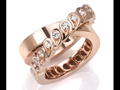 L'anello a intreccio in oro e diamanti, di Segreti di Mu dedicato alla mamma ed al suo bambino