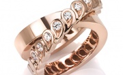 L'anello a intreccio in oro e diamanti, di Segreti di Mu dedicato alla mamma ed al suo bambino
