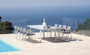 Tavolo Detroit e sedia Oklahoma di Moia – Your Home Outdoor. Il dining set moderno per un outdoor dinamico ed elegante.